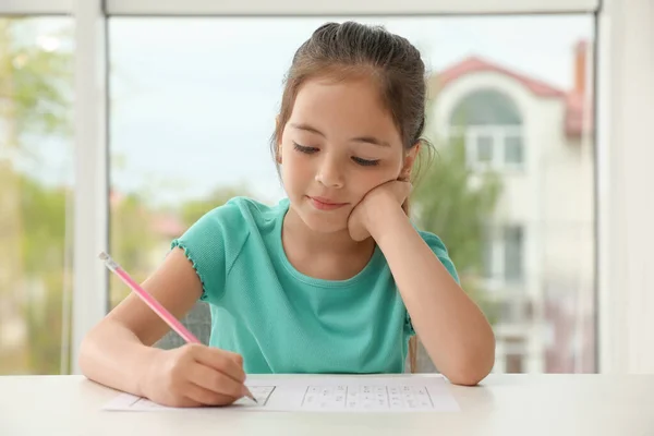 Kleines Mädchen Löst Sudoku Puzzle Tisch Drinnen — Stockfoto