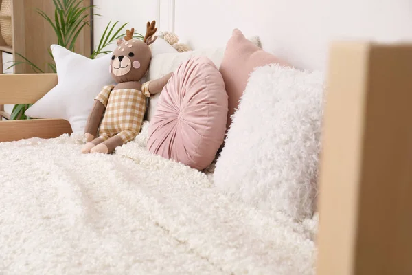 Comfortabel Bed Met Kussens Speelgoed Herten Kinderkamer Interieur Ontwerp — Stockfoto