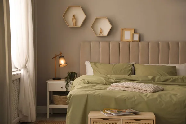 Stor Bekväm Säng Med Vackra Sängkläder Rummet — Stockfoto