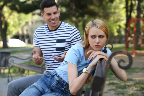 Jovem Mulher Ficando Entediado Durante Primeiro Encontro Com Homem Overtalkative — Fotografia de Stock