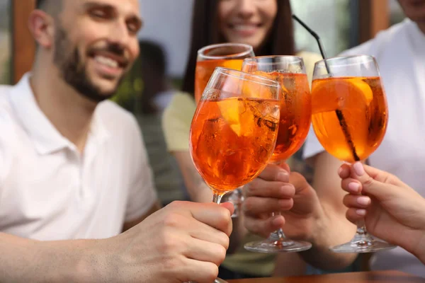 Amici Che Accarezzano Bicchieri Aperol Spritz Cocktail All Aperto Primo — Foto Stock
