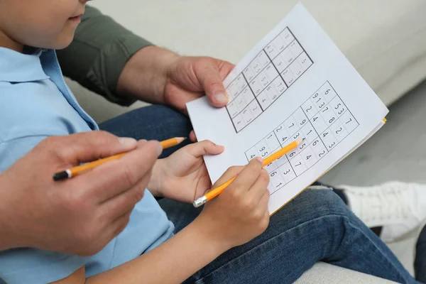 Kleiner Junge Mit Seinem Großvater Beim Lösen Von Sudoku Rätseln — Stockfoto