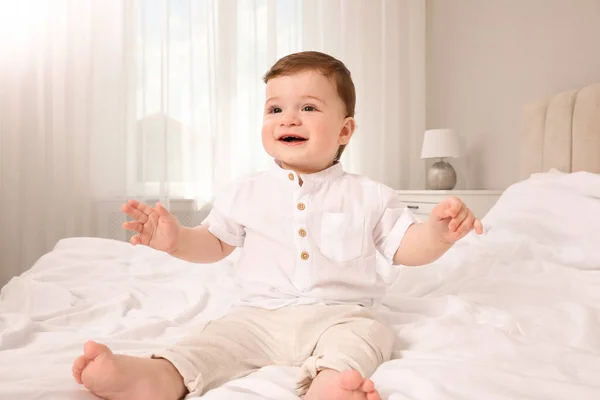 Mutlu Erkek Bebek Evde Yatakta — Stok fotoğraf