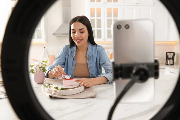 집에서 스마트폰 카메라로 케이크 영상을 블로거 램프를 수있다 — 스톡 사진