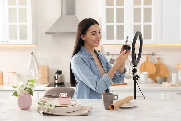 Блогер Готується Відеозапису Кухні Вдома Використання Смартфона Кільцевої Лампи — стокове фото