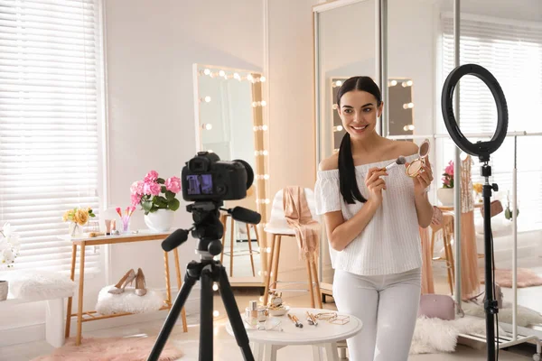 Блогер Відеозаписом Косметики Роздягальні Вдома Використання Кільцевої Лампи Камери — стокове фото