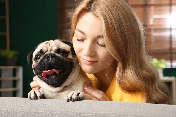 かわいいパグ犬を家にいる女性 動物の養子縁組 — ストック写真