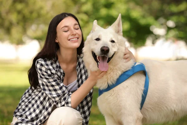 Adolescente Menina Abraçando Seu Cão Pastor Suíço Branco Parque — Fotografia de Stock