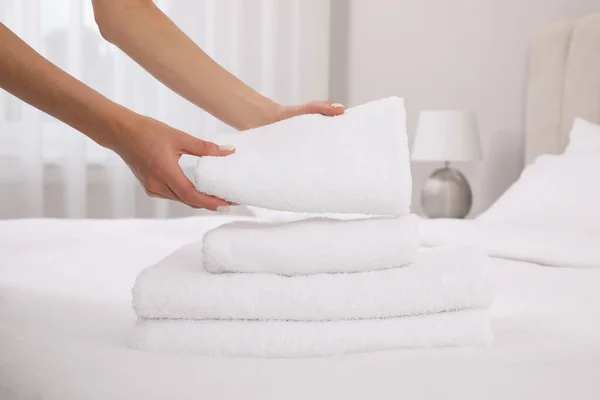 Chambermaid Putting Fresh Towels Bed Hotel Room Closeup — Stock Photo, Image