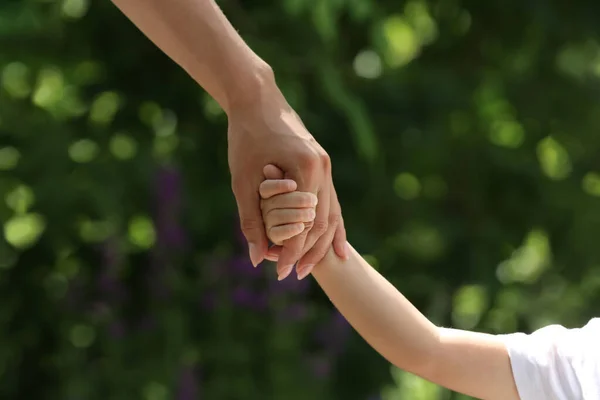 Mamma Suo Figlio Che Tengono Mano Nel Parco Primo Piano — Foto Stock