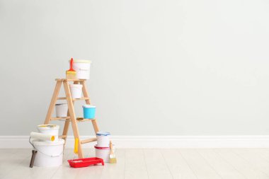 Dekoratörün alet edevat takımı ve boyaları kapalı alandaki ışık duvarının yanında. Metin için boşluk