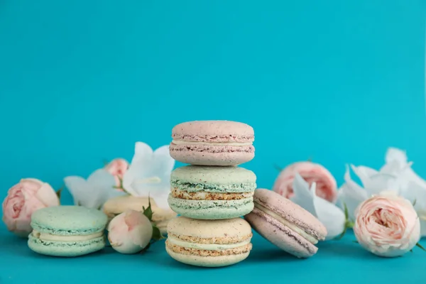 Köstliche Macarons Und Blumen Auf Hellblauem Hintergrund Platz Für Text — Stockfoto