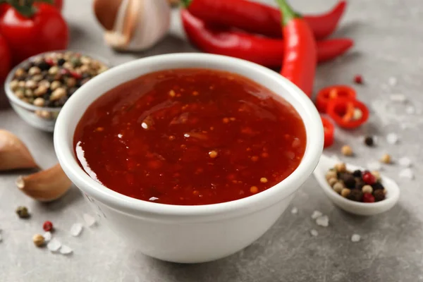 Fűszeres Chili Szósz Tálban Szürke Asztalon Közelkép — Stock Fotó