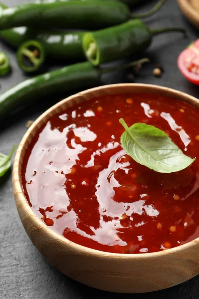 Salsa Picante Chile Con Albahaca Tazón Sobre Mesa Negra Primer — Foto de Stock