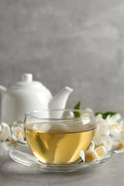 Glazen Kopje Jasmijnthee Verse Bloemen Grijze Tafel — Stockfoto