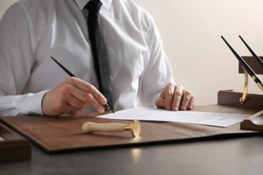 Masada erkek noter imzalama belgesi, yakın plan