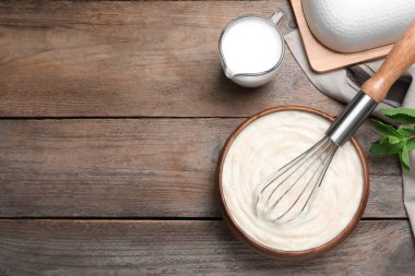 Tahta masa üzerinde balon çırpmalı hamur kremi, düz. Metin için boşluk