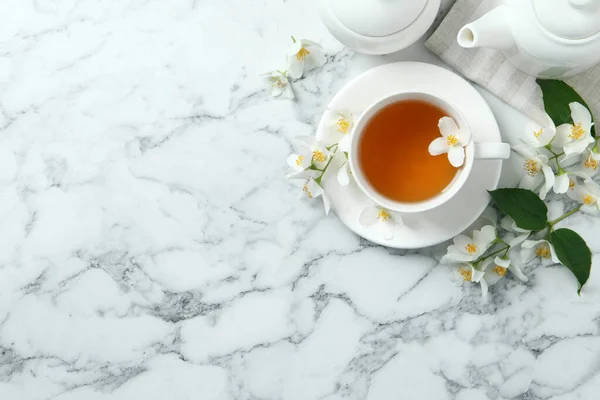 Aromatische Jasmijnthee Verse Bloemen Witte Marmeren Tafel Plat Gelegd Ruimte — Stockfoto