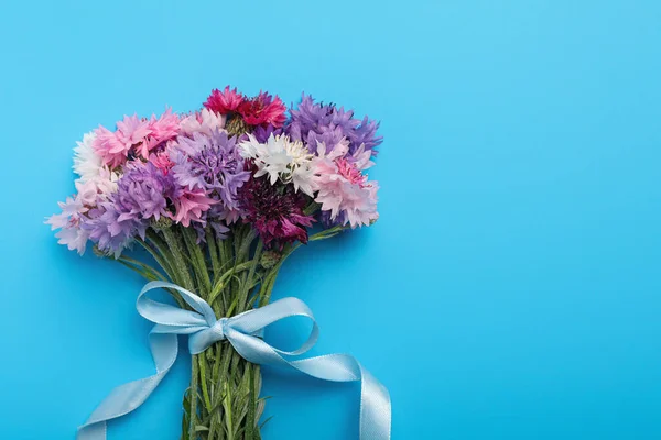 Buket Bunga Cornflowers Indah Pada Latar Belakang Biru Muda Pemandangan — Stok Foto