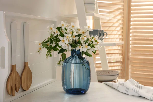 Mutfaktaki Tezgahın Üstünde Bir Buket Güzel Yasemin Çiçeği — Stok fotoğraf