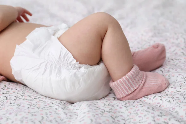 Pequeño Bebé Pañal Cama Primer Plano —  Fotos de Stock