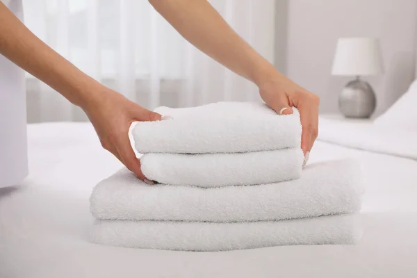 방에서 수건을 침대에 옷장을 정리하는 메이드 — 스톡 사진