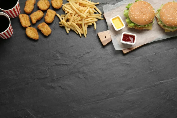 Płaska Kompozycja Leżała Pysznym Menu Fast Food Czarnym Stole Miejsce — Zdjęcie stockowe