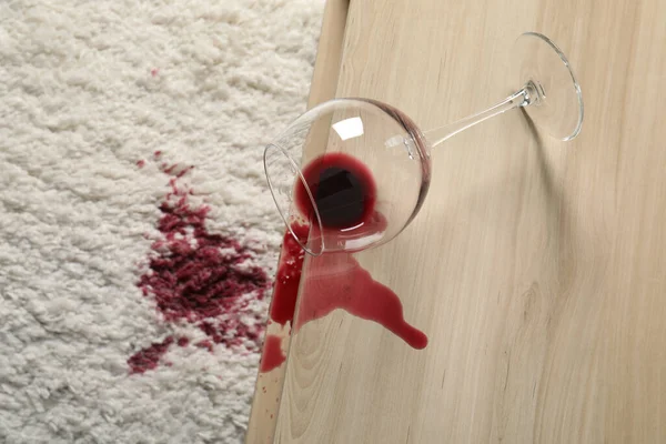 Overturned Glass Spilled Red Wine White Carpet Indoors View — Stock Photo, Image