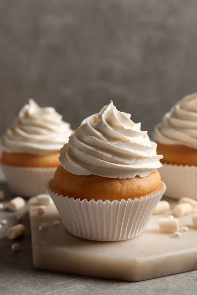 Deliciosos Cupcakes Decorados Con Crema Sobre Mesa Gris Claro — Foto de Stock