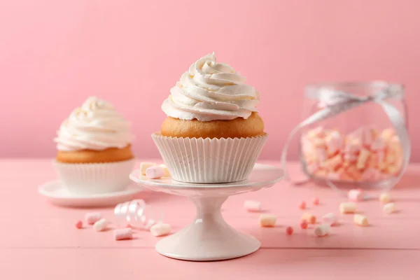 Deliciosos Cupcakes Decorados Con Crema Sobre Mesa Madera Rosa — Foto de Stock