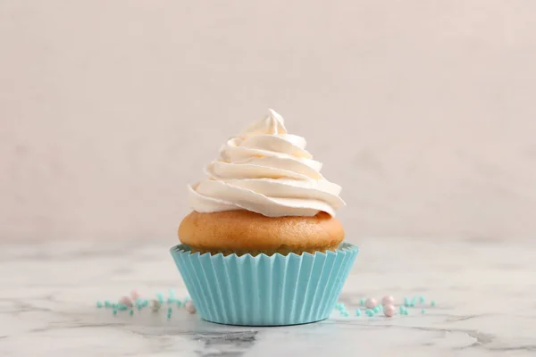 Delicioso Cupcake Decorado Com Creme Mesa Mármore Branco — Fotografia de Stock
