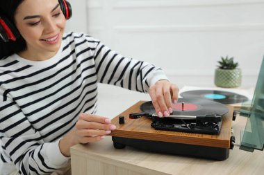 Evde pikabıyla müzik dinleyen bir kadın.