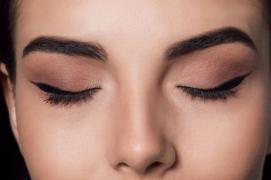 Siyah göz kalemli güzel bir kadın, yakın çekim manzaralı.
