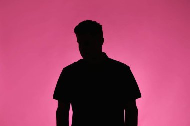 Pembe arka planda isimsiz bir adamın silueti.