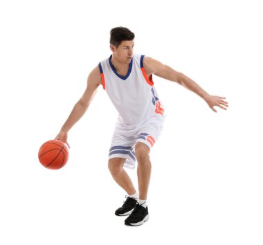 Beyaz arka planda basketbol oynayan profesyonel bir sporcu.