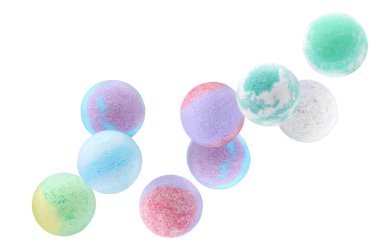 Beyaz arka plana düşen birçok farklı aromatik banyo bombaları.