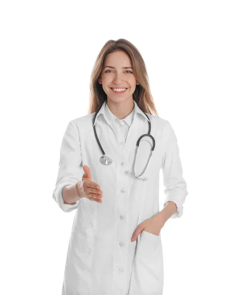 Feliz Médico Femenino Ofreciendo Apretón Manos Sobre Fondo Blanco —  Fotos de Stock