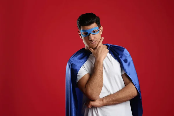 Man Bär Superhjälte Cape Och Mask Röd Bakgrund Plats För — Stockfoto