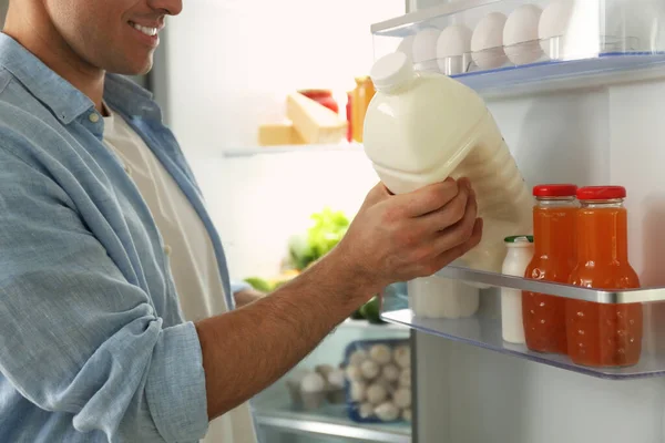 Hombre Poniendo Galón Leche Refrigerador Cocina Primer Plano — Foto de Stock