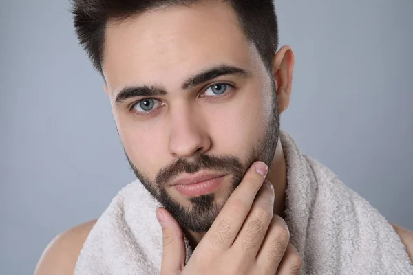 Joven Guapo Con Barba Después Afeitarse Sobre Fondo Gris Primer — Foto de Stock