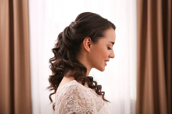 快乐的年轻新娘 漂亮的婚礼发型在室内 — 图库照片