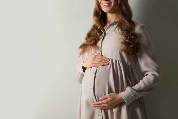 Gravid Kvinna Röra Magen Ljusgrå Bakgrund Närbild Plats För Text — Stockfoto