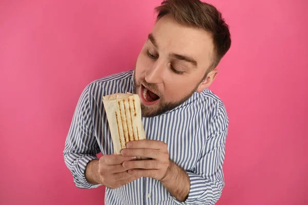 Young Man Eating Delicious Shawarma Pink Background — Stock Photo, Image