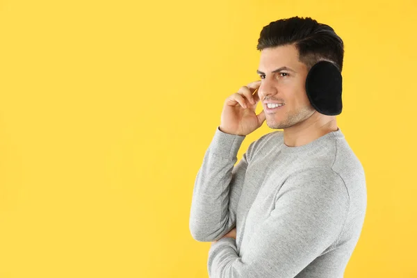 Homme Portant Des Cache Oreilles Élégants Sur Fond Jaune Espace — Photo