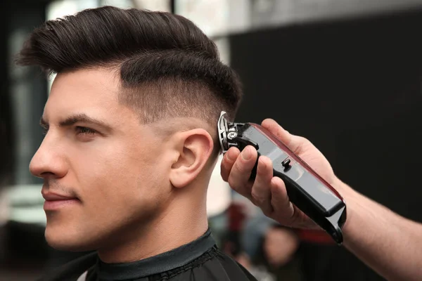 Peluquería Profesional Haciendo Corte Pelo Con Estilo Salón Primer Plano —  Fotos de Stock