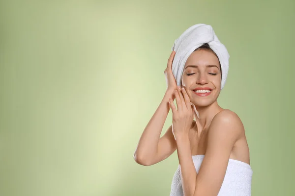Beautiful Young Woman Hair Wrapped Towel Washing Light Green Background — Stock Photo, Image