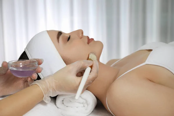 Giovane Donna Durante Procedura Peeling Facciale Nel Salone — Foto Stock