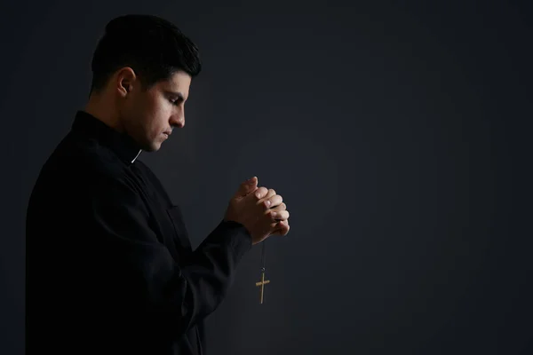 Priester Mit Kreuz Gebet Auf Schwarzem Hintergrund Raum Für Text — Stockfoto