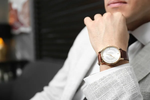 Hombre Negocios Con Reloj Pulsera Lujo Sobre Fondo Borroso Primer —  Fotos de Stock