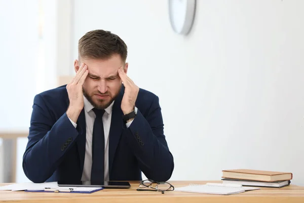 職場で片頭痛を患っている男 テキストのスペース — ストック写真